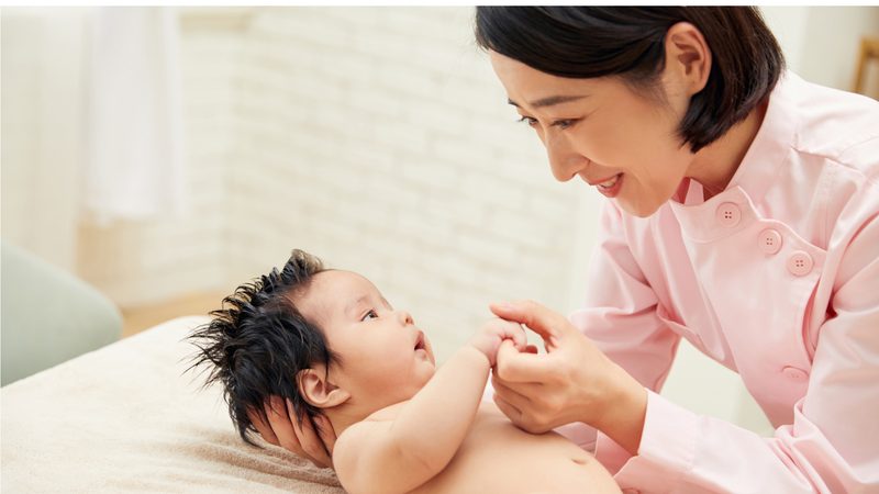 在预约月嫂时，除了关注预约时间，还要注意以下几点：
